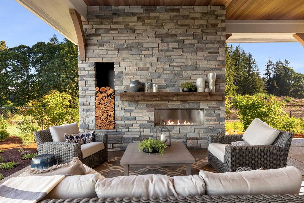 cultured-stone-outdoor-spaces-country-ledgestone-echo-ridge-fairway-manor-backyard-fireplace-1024x1024